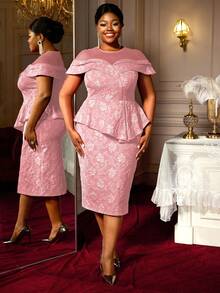 优雅女士粉色加大码鸡尾酒连衣裙，短袖圆领，梭织面料，饰有荷叶边下摆和提花图案。 - 粉色 - 查看 9