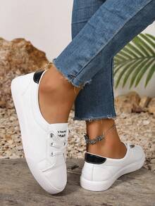 大码女式白色休闲运动鞋，百搭校园运动鞋，平底时尚运动鞋，系带舒适运动鞋