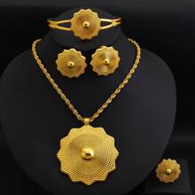 Set de 4 piezas de joyas de mujer de color dorado: collar geométrico poligonal, anillo, aretes y pulsera. Un regalo tradicional africano árabe para la novia.