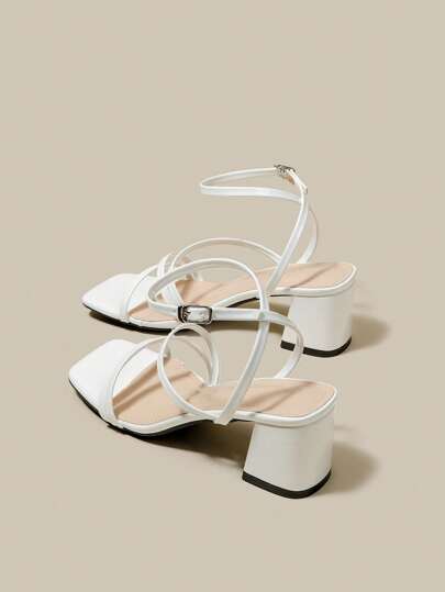 Vita högklackade sandaler i lackläder med korsade remmar och öppen tå, grova klackar, sandaler med snörning för sommaren