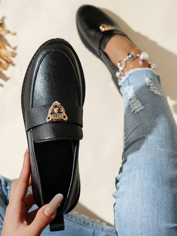 Damen Loafer mit Metall-Dekor in Schwarz, vielseitig einsetzbar, neue weiche PU-Loafers mit rundem Zehenbereich für Frühling/Herbst, Große Größen, britischer Stil für Arbeit & Pendeln
