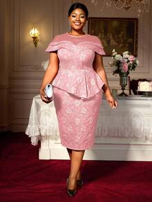 优雅女士粉色加大码鸡尾酒连衣裙，短袖圆领，梭织面料，饰有荷叶边下摆和提花图案。 - 粉色 - 查看 4