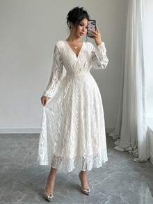 这款女士白色蕾丝V领长裙采用收腰设计，优雅迷人。轻盈的薄纱花卉蕾丝图案增添了一丝柔美浪漫的气息，适合约会之夜、音乐会、小型聚会或与朋友的下午茶。它融合了复古的优雅和精致的时尚，轻松驾驭各种浪漫场合。 - 白色 - 查看 1