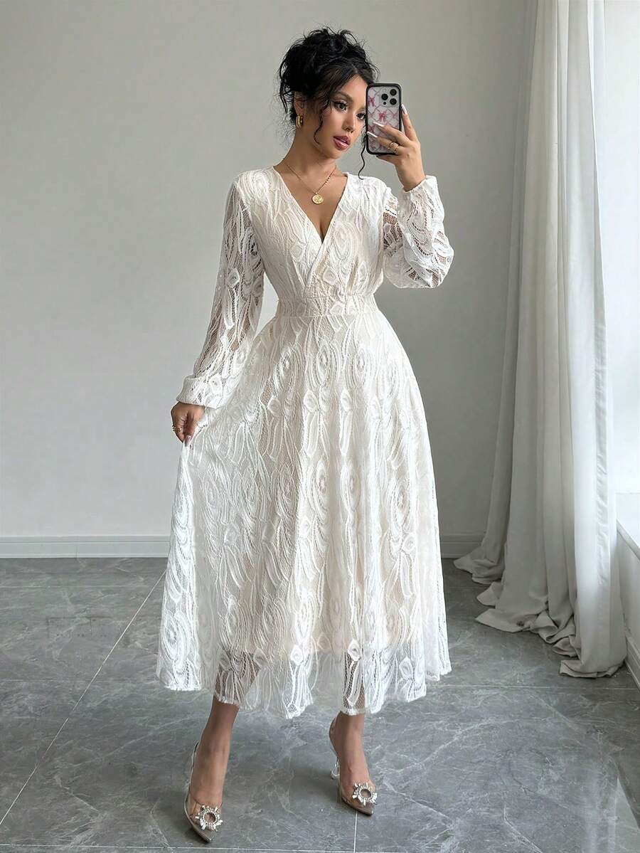 这款女士白色蕾丝V领长裙采用收腰设计，优雅迷人。轻盈的薄纱花卉蕾丝图案增添了一丝柔美浪漫的气息，适合约会之夜、音乐会、小型聚会或与朋友的下午茶。它融合了复古的优雅和精致的时尚，轻松驾驭各种浪漫场合。 - 白色 - 查看 1