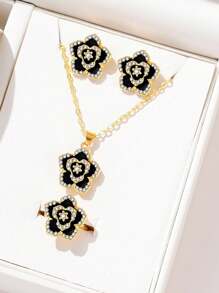 Conjunto de 4 joias de flores da moda com strass, colar de camélia elegante e versátil, brincos e anel adequados para mulheres, uso diário, festas e trajes festivos