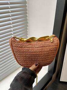 Kleine Umhängetasche mit Reißverschluss und Metallagriff, verstellbarer Schultergurt, elegante Strandtasche mit Metallgriff. Goldener Metallgriff oben und doppelt verstellbarer, abnehmbarer Umhängegurt. Futter und Innentasche. Reißverschlussschluss.