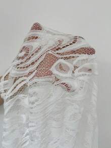 这款女士白色蕾丝V领长裙采用收腰设计，优雅迷人。轻盈的薄纱花卉蕾丝图案增添了一丝柔美浪漫的气息，适合约会之夜、音乐会、小型聚会或与朋友的下午茶。它融合了复古的优雅和精致的时尚，轻松驾驭各种浪漫场合。 - 白色 - 查看 7