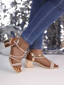 Sandalia de moda para mujer tipo zapatilla de tacón cuadrado de altura media, cómodos y ligeros, con elegante acabado tipo metálico, con ajuste de hebilla en tobillo y elegante aplicación de pedrería brillante en empeine del pie que le da un toque de glamour, ideales para para eventos formales o casuales, fiestas elegantes, cenas, bodas, graduaciones, ofreciendo un toque de estilo y glamour que resaltan la sofisticación en el calzado femenino. - Oro rosa - Ver 2