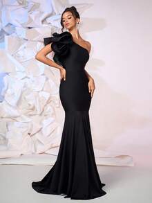 不对称领口黑色优雅正式宴会晚礼服，带荷叶边下摆美人鱼轮廓弹力修身连衣裙