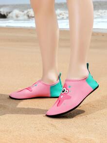 1 par de calçados aquáticos infantis de cano baixo, sem cadarço, cabedal elástico, sola antiderrapante e durável, design de desenho animado, versátil para praia, resort, esportes indoor, ioga, corrida, leve e de secagem rápida, perfeito para primavera/verão - Multicolorido - Ver 1