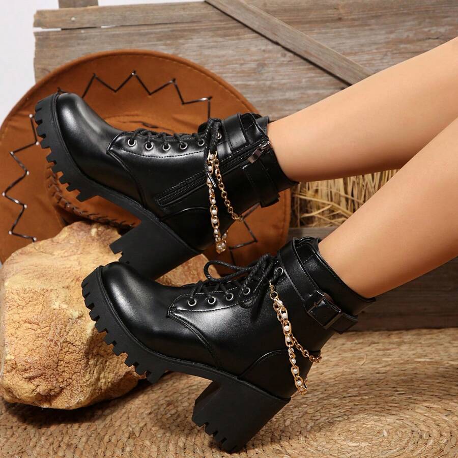 Ein Paar schwarze Fake-Leder Plateaustiefeletten mit Perlen-Kette und Schnallen-Detail, Punk-Rock Stil, perfekt für Konzerte und täglichen Streetwear, ganzjährige kantige Mode, bequem und stylish
