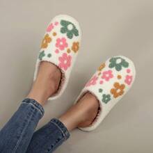 1 par de pantuflas mullidas de tela con diseño de flores, plantas, frutas y verduras, para usar en casa y días festivos con suela blanda para interiores, de colores blanco y rojo para otoño/invierno