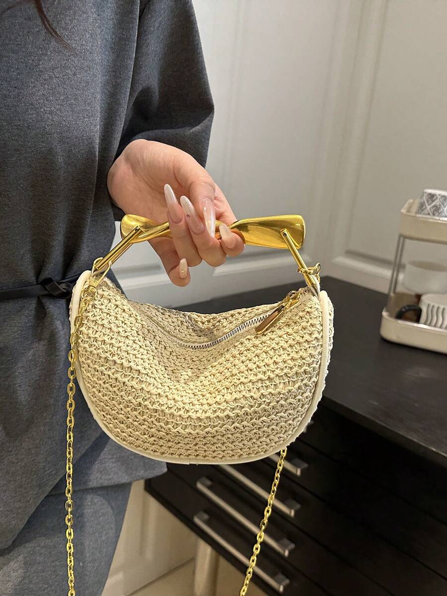 Bolso pequeño elegante con asa metálica. Asa superior metálica dorada y correa ajustable y desmontable de bandolera cruzada. Forro y bolsillo interior. Cierre de cremallera. Bolso pequeño de playa tejido con cremallera y bandolera.
