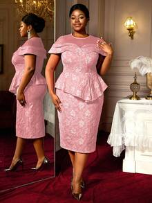 优雅女士粉色加大码鸡尾酒连衣裙，短袖圆领，梭织面料，饰有荷叶边下摆和提花图案。 - 粉色 - 查看 6