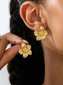 1 par de pendientes minimalistas de flor de metal dorado, adecuados para el uso diario de la mujer y como regalo de joyería