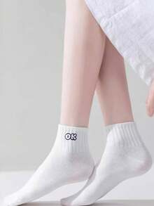 5 双经典白色女士中筒袜，百搭运动风格