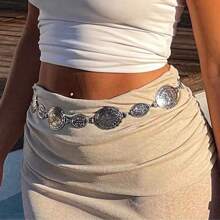 Une ceinture bohème rétro hippie, disponible en couleurs argent et or, chaîne de taille métallique à la mode pour femmes, décoration polyvalente de robe rétro populaire. Cadeau pour Noël, Halloween, été, école, automne.