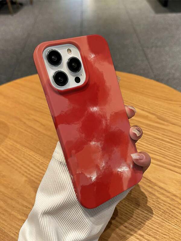 1 pieza Funda de teléfono con textura sedosa y un brillante diseño de teñido anudado en color rojo chino, apta para los modelos de 11 a 16, incluyendo Pro y Max. Ideal como regalo de cumpleaños, Día de San Valentín, Pascua, Ramadán u otras ocasiones. Fabricada en una carcasa rígida de PC duradera con una sensación táctil natural
