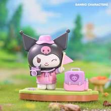 Miniso TOP TOY Figuras de la Familia Sanrio Camping Buddies en caja ciega, tema de camping, con ricos accesorios, ideal como adornos de escritorio, regalo de cumpleaños perfecto (1 pieza, entrega al azar)