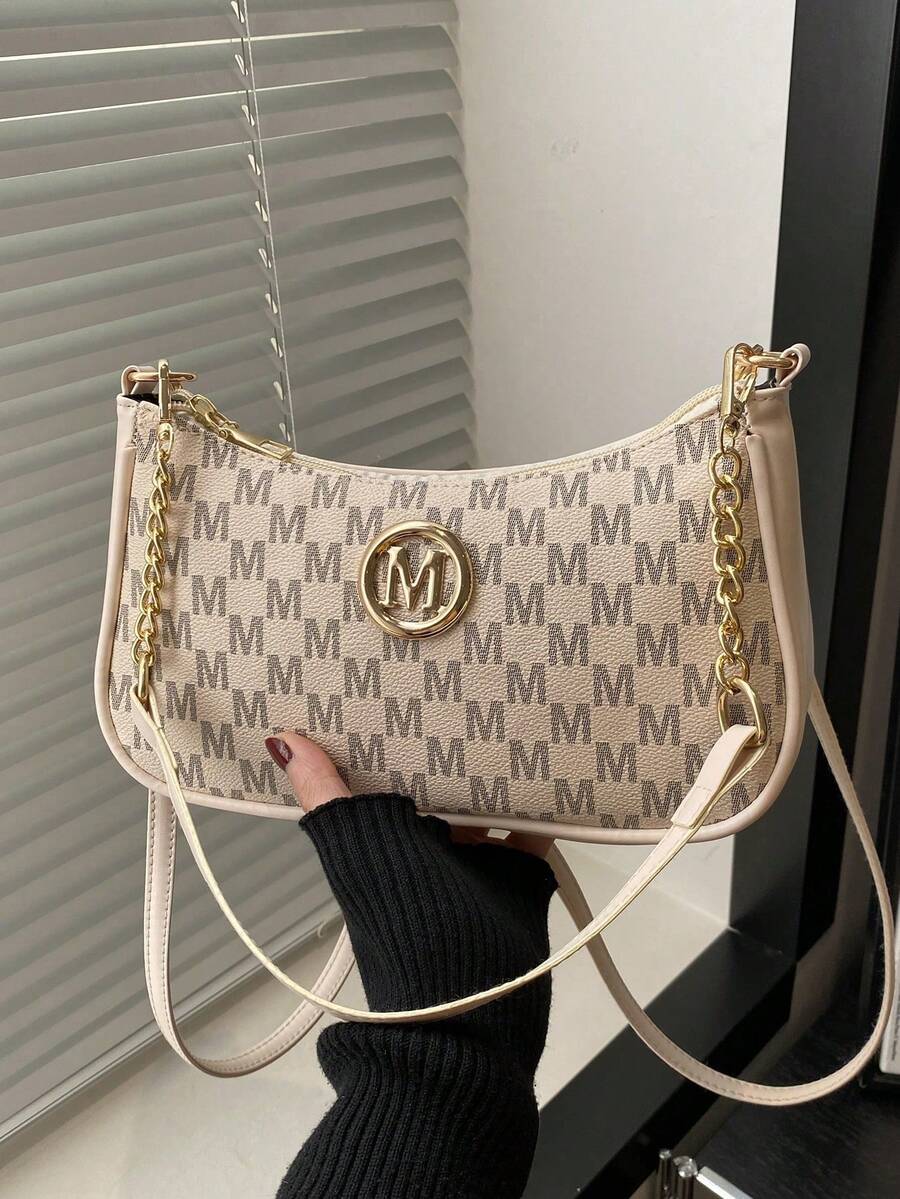 2025年新款时尚经典PU防水面料M字母印花设计金属链条装饰单肩斜挎包。适合购物、钱包、学生、年轻女性、办公室女性。非常适合办公室、大学、工作、商务、通勤、户外活动、旅行和野餐。