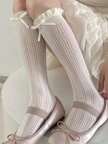 1 par de meias femininas até a panturrilha, estilo bailarina, com laço de renda, meias de malha vazada com babados na borda, podem ser combinadas com sapatos estilo Mary Jane.
