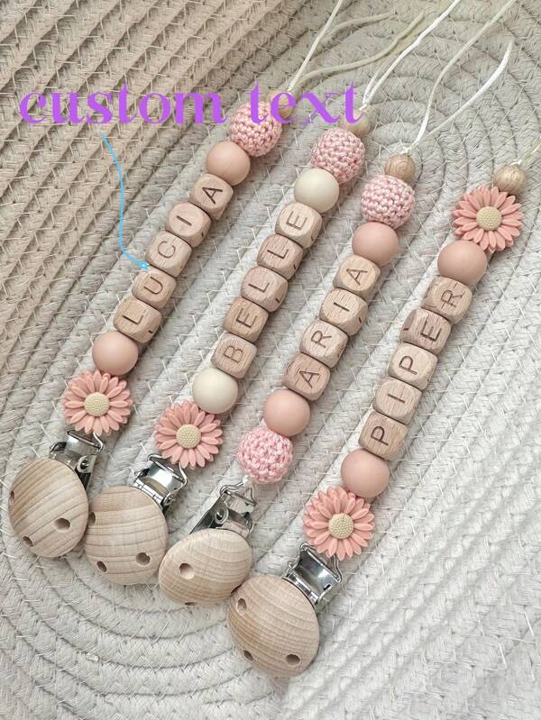 1 Stück personalisierte Schnuller-Clip Gänseblümchen - Holzbuchstaben - Silikon Häkelperlen - Schnallen-Klip - Personalisierte Kinder Namens Schnepfer Clip - Individuell gestaltetes Kindergeschenk Schulanfang, multifunktional, ornamentell, Buchstaben, stilvoll, modern, bunt, niedlich, süß, lässig, individuell, personalisiert, einzigartig, indiziert, ideale Geschenke für ihn, ideal als Geschenk für sie