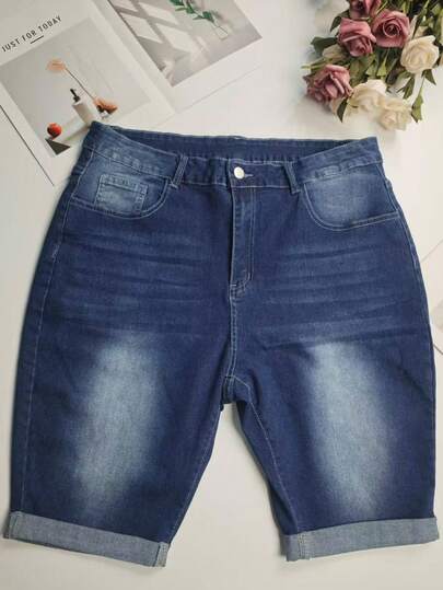 Plus size zomerse denim shorts met opgerolde zoom, minimalistisch modeontwerp, casual en comfortabel, geschikt voor warm weer.