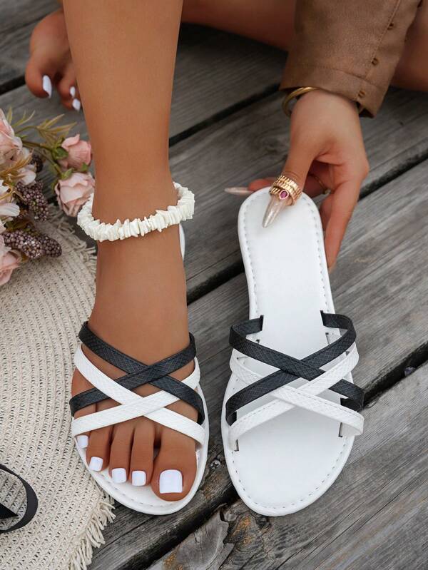 Sandalias planas transpirables de verano 2025 para mujer, de uso versátil casual al aire libre, con diseño de color contrastante simple en negro y blanco