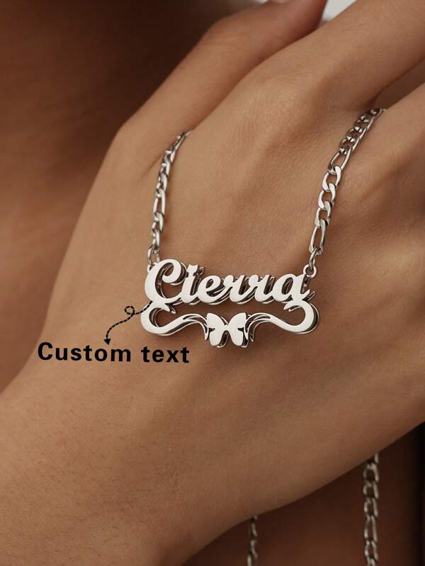 1 Stück Premium doppellagige Schmetterling Gravuren personalisierte Namenskette, Edelstahl goldfarben Mode Englisch Buchstaben Anhänger Kette, Hochzeitsschmuck Geschenk für Valentinstag, Muttertag, Vatertag, Jahrestag, multifunktional, dekorativ, kunstvoll geschnitzt, modisch, süßes Kawaii personalisiertes, einzigartiger Schatz, Geschenk für ihn, Familie, Freunde, Tochter, Sohn, Vater, Mutter, Großvater, Großmutter, ideales Geschenk zum Kindertag
