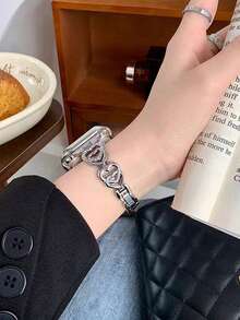 2件套，兼容表带和表壳，银色心形镶钻不锈钢金属表带，搭配镶钻表壳。无需安装工具，佩戴方便，尺寸可手动调节。兼容Apple 38/40/41/42/44/46/45mm表盘。闪亮女士表带，纤薄时尚，兼容 Series 11/10/9/8/7/6/5/3/2/1/SE/Ultra3/2/1。