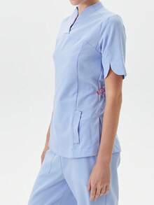 بدلة موظف متعددة الجيوب بياقة على شكل حرف V، مناسبة لصالون التجميل ومتجر الحيوانات الأليفة ومركز رعاية الأمهات، طقم من قطعتين - أزرق فاتح اللون - مشاهدة 3