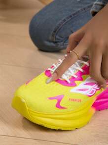 女士透气缓震渐变色几何线条印花圆头中帮系带厚底休闲运动跑鞋，适合年轻女士的时尚街头服饰，春夏季，网眼和 EVA 材质