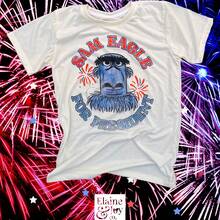 Diseño inspirado en Sam Eagle, inspirado en parques, inspirado en Muppet Vision D, inspirado en Los Muppets, Cuatro de Julio, Saludo a un - Blanco - Ver 1