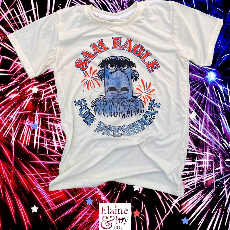 Diseño inspirado en Sam Eagle, inspirado en parques, inspirado en Muppet Vision D, inspirado en Los Muppets, Cuatro de Julio, Saludo a un - Blanco - Ver 1