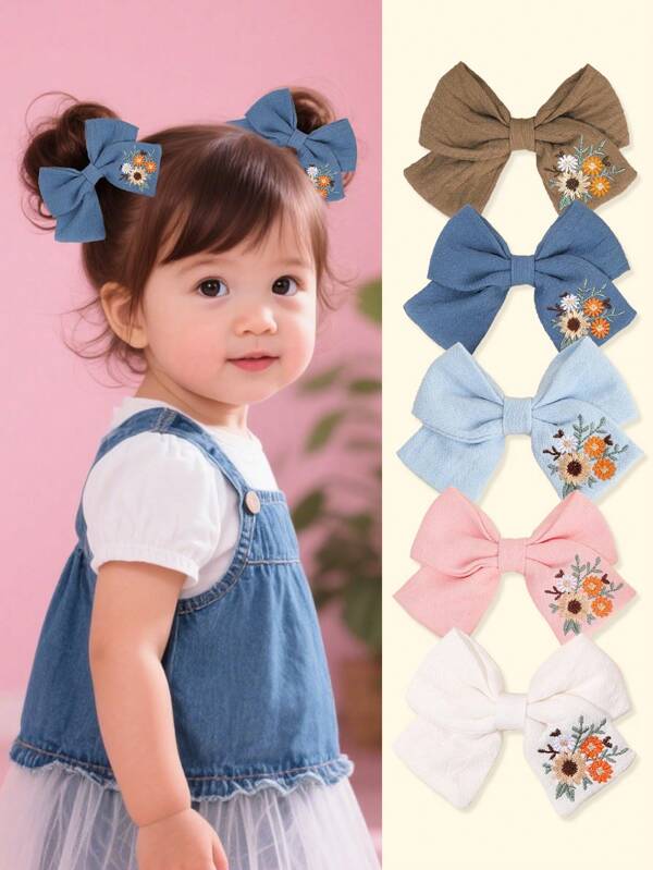 2/4 pièces Nœuds de cheveux brodés pour filles, pinces à cheveux avec broderie de fleurs en tissu blanc bleu doux de couleur unie. Pinces crocodile pour enfants, accessoires pour cheveux bébé