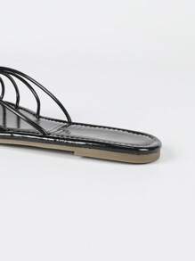 New Style European & American Fashion Women Beach Shoes Black Strap Round Toe Comfortable Flat Sandals