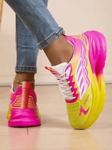 女士透气缓震渐变色几何线条印花圆头中帮系带厚底休闲运动跑鞋，适合年轻女士的时尚街头服饰，春夏季，网眼和 EVA 材质