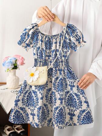 女童复古宫廷风印花连衣裙，女童短袖泡泡袖高腰连衣裙，法式优雅小众童装。经典蓝白宫廷印花+松紧腰设计，修身，甜美荷叶边袖设计，附赠编织花袋，适合日常出游、生日派对、旅行等，展现法式小众优雅。