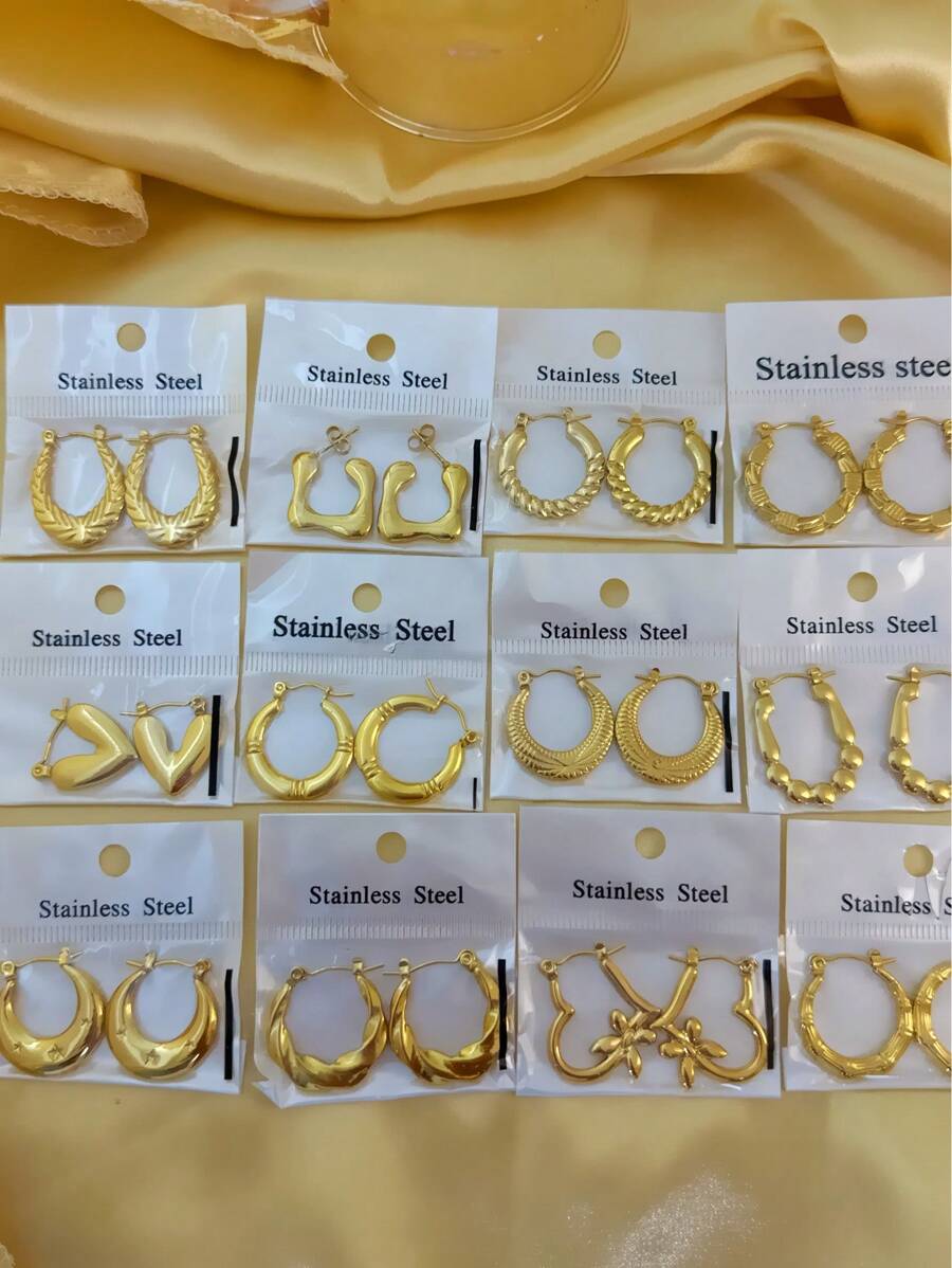12 nuevos pendientes con baño de oro de 18K, en diversas formas y geometrías, múltiples estilos y personalidades. Los pendientes tipo ear studs son el mejor regalo para damas para dar a sus amigas y familia.
