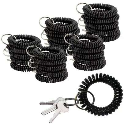 5-częściowy zestaw breloków teleskopowych z uchwytem na klucze i sprężynowym paskiem na nadgarstek, uniwersalny zestaw organizerów do codziennego noszenia, przeznaczony do toreb, plecaków, kieszeni i pojazdów; trwała metalowa konstrukcja z wykończeniem odpornym na rdzę; regulowany, rozciągliwy pasek na nadgarstek i bezpieczne zapięcie; kompaktowa i lekka konstrukcja, odpowiednia do domu, biura, podróży, kluczyków samochodowych, siłowni i akcesoriów, idealna do rozdzielania kluczy, szybkiego dostępu i stylowej organizacji