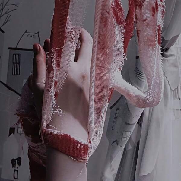 39in/1m,Halloween Red And White Blood Stained Gauze,Halloween Party Atmosphere Decoration,Multi Functional DIY Gauze,Horror Themed Party Props