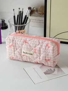 1个！少女魅力爆棚！蝴蝶结格纹笔袋~清新格纹图案，大容量收纳，轻松收纳文具杂物。柔软可爱的造型，点亮你的书桌——学生和通勤族必备的精致收纳包，适合返校季、学校用品、笔袋、书包等。 - 彩色 - 查看 4