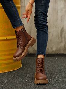 Botas con cremallera lateral en marrón, botas cortas de motocicleta con cordones y estampado de lichis, diseño elegante y de moda, tacón grueso, botines para mujer, para otoño/invierno - Marrón - Ver 5