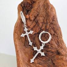 一对水钻十字架风格简约环形耳环，精致闪亮，优雅的欧洲时尚