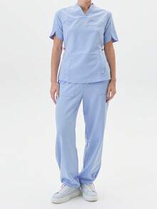 بدلة موظف متعددة الجيوب بياقة على شكل حرف V، مناسبة لصالون التجميل ومتجر الحيوانات الأليفة ومركز رعاية الأمهات، طقم من قطعتين - أزرق فاتح اللون - مشاهدة 1