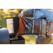 Traeger Grills PEL331 Signature Blend 100% AllNatural Hardwood Pellets Grill Smoke Bake Roast Braise and BBQ 20 lb. Bag - como en la foto - Ver 6