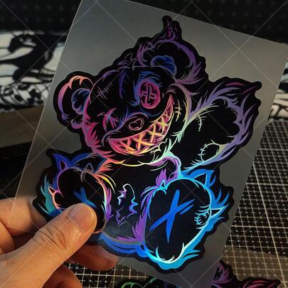 1 pieza Pegatina de coche con patrón de oso oscuro, pegatina de demonio de oso de dibujos animados con tema holográfico láser, estilo JDM para coche, motocicleta, portátil y monopatín