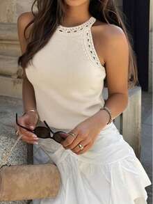 女士时尚、优雅、简约纯白色面料吊带背心，适合夏季日常穿着