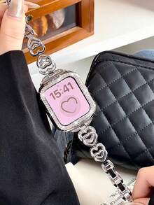 2件套，兼容表带和表壳，银色心形镶钻不锈钢金属表带，搭配镶钻表壳。无需安装工具，佩戴方便，尺寸可手动调节。兼容Apple 38/40/41/42/44/46/45mm表盘。闪亮女士表带，纤薄时尚，兼容 Series 11/10/9/8/7/6/5/3/2/1/SE/Ultra3/2/1。