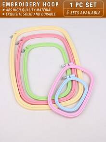 1 件矩形多色 DIY 刺绣箍，采用优质 ABS 材料制成，带有凹槽设计，可牢固固定刺绣面料，适用于万圣节、圣诞节装饰、书桌、床头、手机钥匙扣、包包挂件、汽车吊坠，适合儿童和成人刺绣工艺品